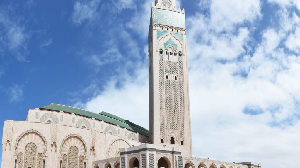 Minaret de la mosquée Hassan II à Casablanca sous un ciel bleu